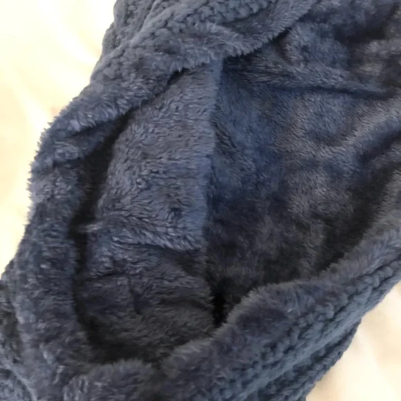 UGG Navy Blue Cable Knit Beanie and Scarf Set - Picture 6 of 6